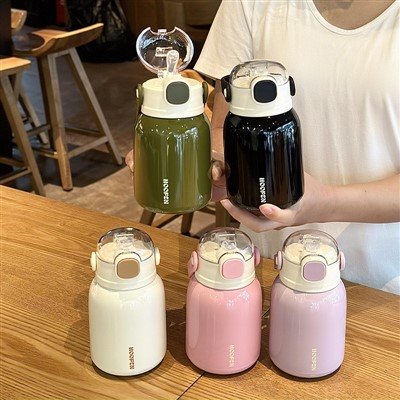 밀짚을%s 가진 아이들의 격리된 물병